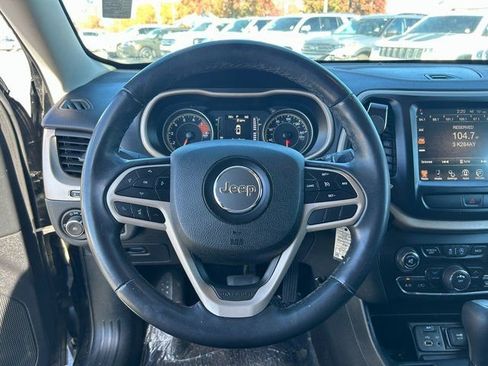 Used 2017 Jeep Cherokee Latitude FWD image 17