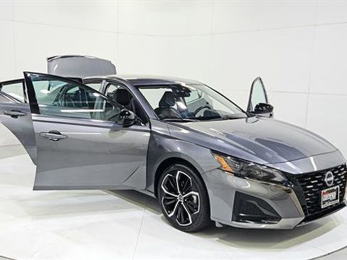 Certified 2025 Nissan Altima 2.5 SR FWD image 29