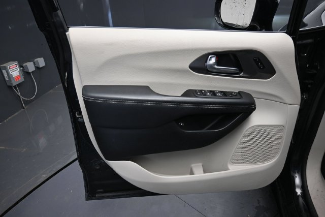 Used 2024 Chrysler Pacifica Limited FWD image 11