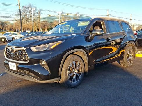 Certified 2024 Toyota Highlander XLE image 4