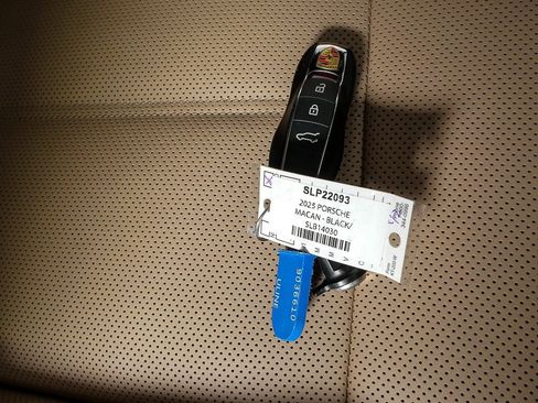 Certified 2025 Porsche Macan image 27