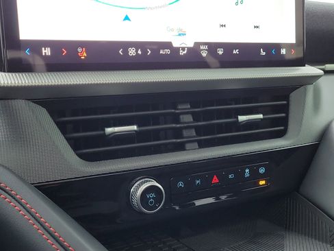 Used 2025 Ford Explorer ST-Line w/ Premium Package image 31