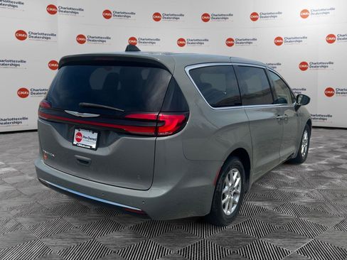 Used 2023 Chrysler Pacifica Touring-L FWD image 5