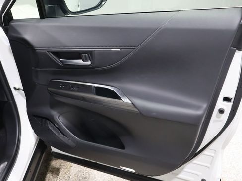 Used 2022 Toyota Venza XLE image 24