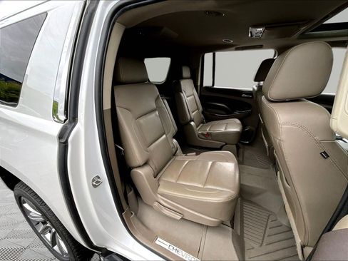 Used 2020 Chevrolet Suburban Premier AWD/4WD image 25
