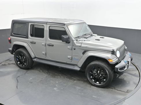 Used 2023 Jeep Wrangler Unlimited Sahara AWD/4WD image 31