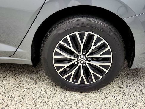 Used 2019 Volkswagen Jetta SE w/ Cold Weather Package FWD image 9