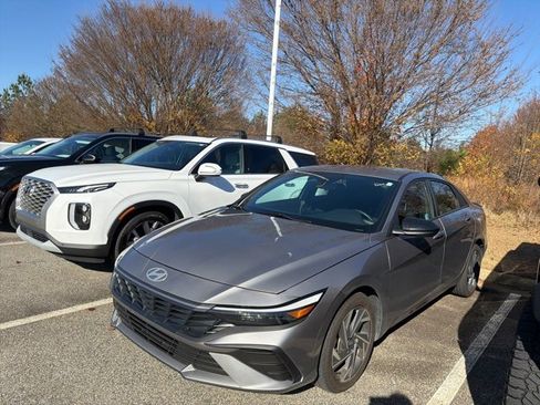 Used 2025 Hyundai Elantra Sport image 1