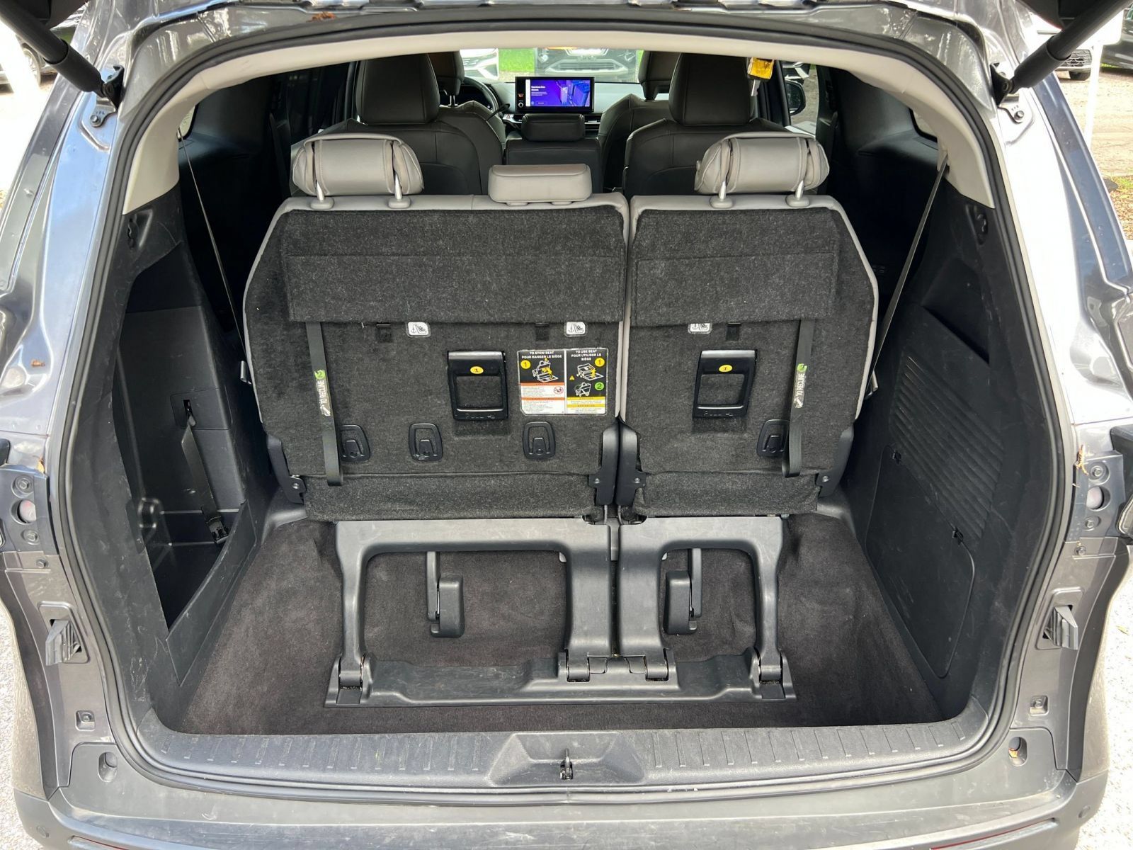 Used 2025 Toyota Sienna XLE FWD image 35