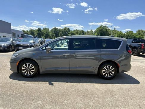 Used 2022 Chrysler Pacifica Touring-L FWD image 6