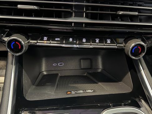 Used 2025 Chevrolet Traverse LT image 15