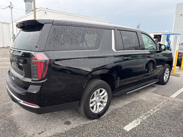 Used 2025 Chevrolet Suburban LT RWD image 2