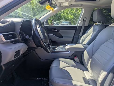 Used 2023 Toyota Highlander XLE AWD/4WD image 15