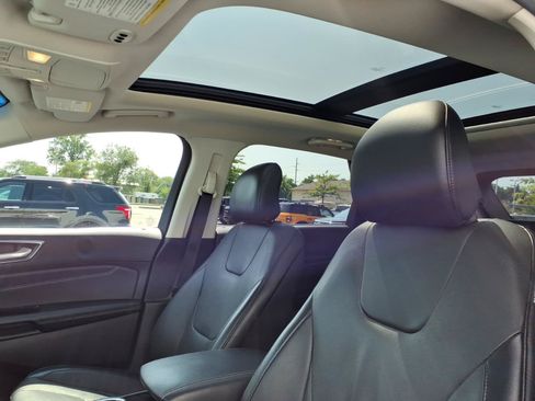 Used 2018 Ford Edge Titanium w/ Equipment Group 301A AWD/4WD image 17