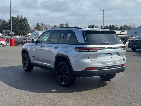 Used 2025 Jeep Grand Cherokee Altitude image 5