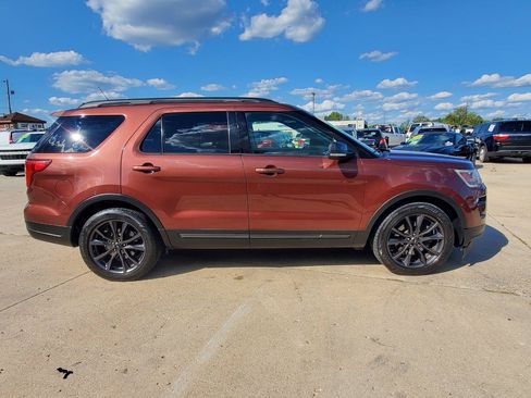 Used 2018 Ford Explorer XLT w/ Equipment Group 202A FWD image 5