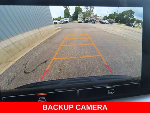 Used 2024 GMC Yukon SLE AWD/4WD image 5