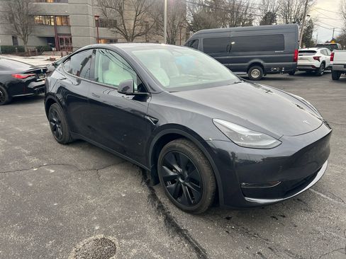 Used 2024 Tesla Model Y Long Range image 3