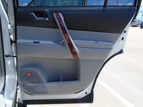 Used 2012 Toyota Highlander Limited w/ Tow Pkg FWD image 32
