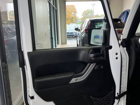 Used 2015 Jeep Wrangler Rubicon w/ Power Convenience Group image 14