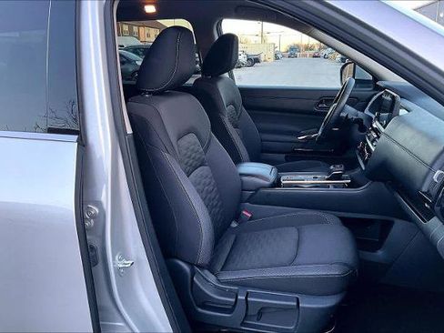 Certified 2025 Nissan Pathfinder SV image 8