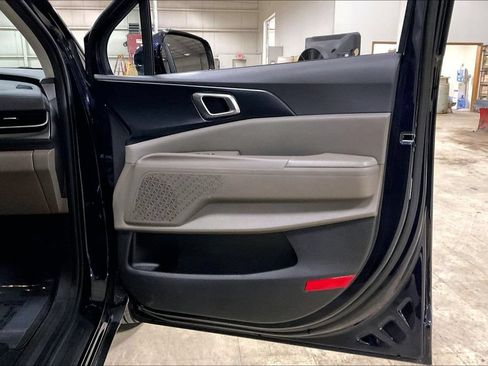 Used 2025 Kia Carnival FWD image 22