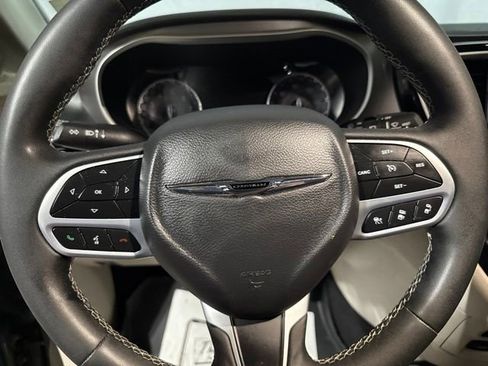 Used 2022 Chrysler Pacifica Touring-L w/ Uconnect Theater Family Group AWD/4WD image 10