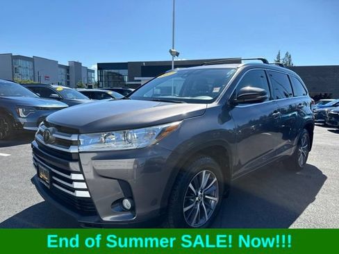 Used 2017 Toyota Highlander XLE AWD/4WD image 1