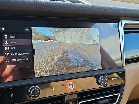 Certified 2025 Porsche Macan image 17