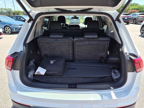 Used 2024 Volkswagen Tiguan SE FWD image 32
