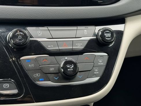 Used 2023 Chrysler Voyager LX FWD image 5