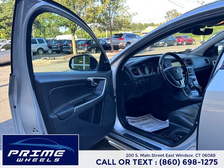 Used 2017 Volvo V60 T5 Cross Country Platinum w/ Climate Package AWD/4WD image 9