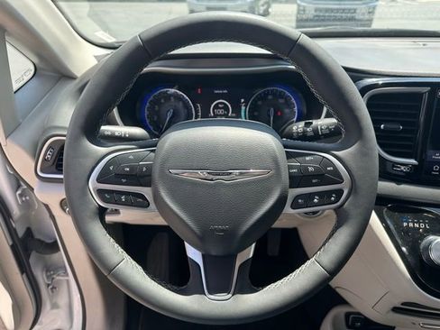 Used 2024 Chrysler Pacifica Touring-L FWD image 6