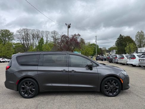 Used 2018 Chrysler Pacifica Touring-L Plus FWD image 6
