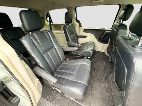 Used 2014 Chrysler Town & Country Touring FWD image 25