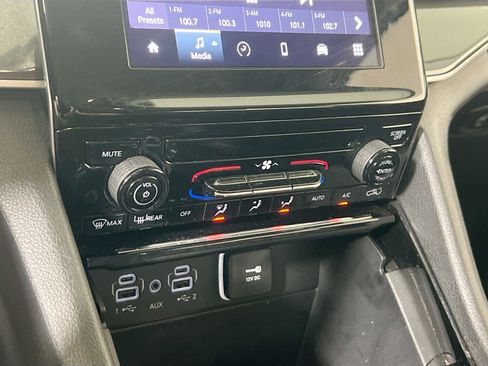 Used 2023 Jeep Grand Cherokee Laredo AWD/4WD image 15