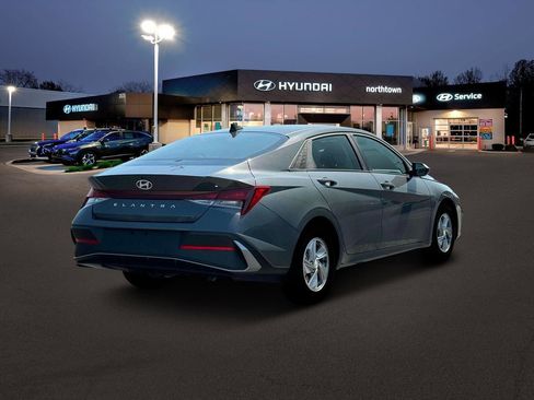 New 2025 Hyundai Elantra SE w/ Cargo Package image 7