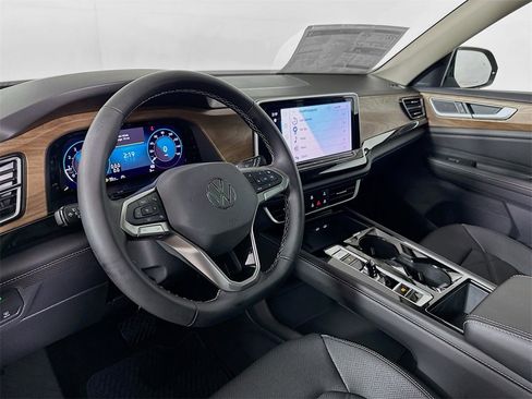 Used 2025 Volkswagen Atlas SE w/ Panoramic Sunroof Package image 10