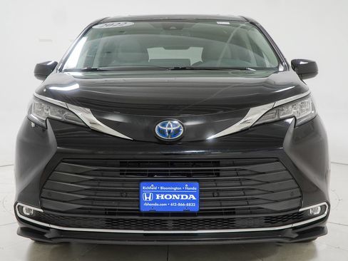 Used 2022 Toyota Sienna XLE AWD/4WD image 3