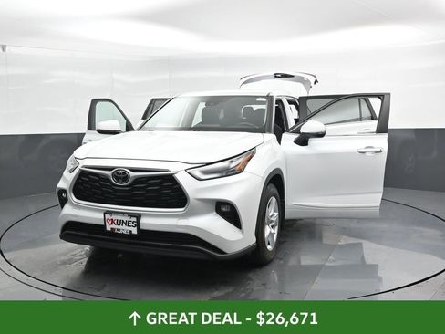Used 2023 Toyota Highlander LE image 56