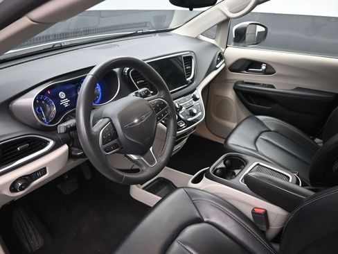 Used 2023 Chrysler Pacifica Touring-L FWD image 20