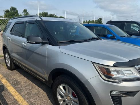 Used 2018 Ford Explorer XLT w/ Equipment Group 202A AWD/4WD image 27