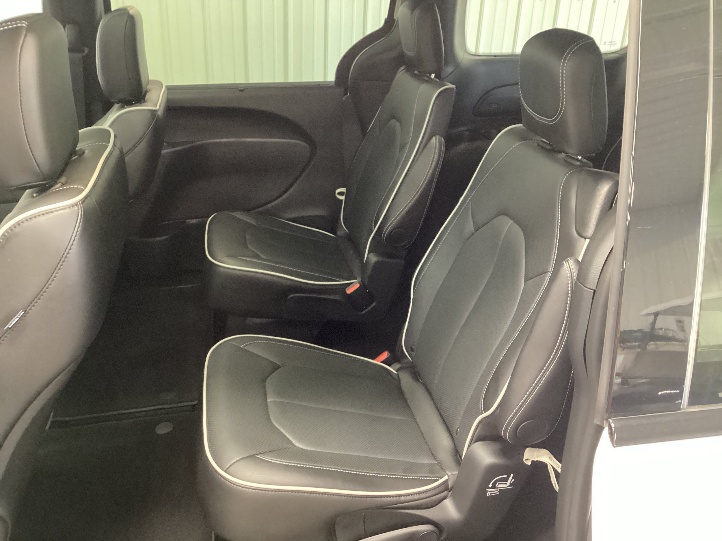 Used 2025 Chrysler Pacifica Limited FWD image 35