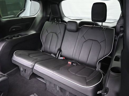 Used 2023 Chrysler Pacifica Limited w/ S Appearance Package image 14