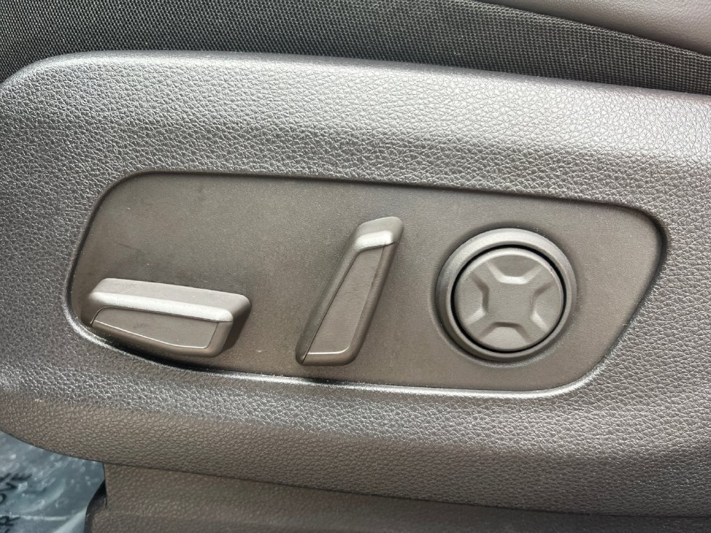 Used 2025 Kia Carnival EX FWD image 16