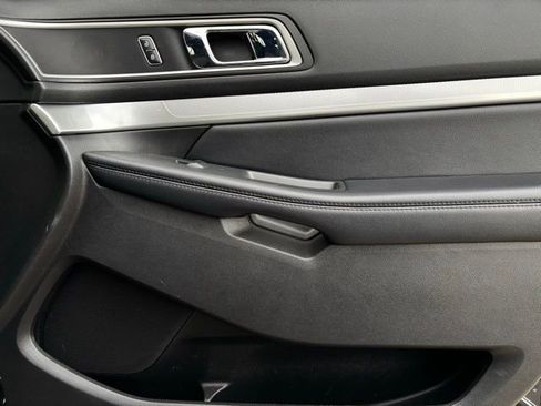 Used 2017 Ford Explorer XLT image 22