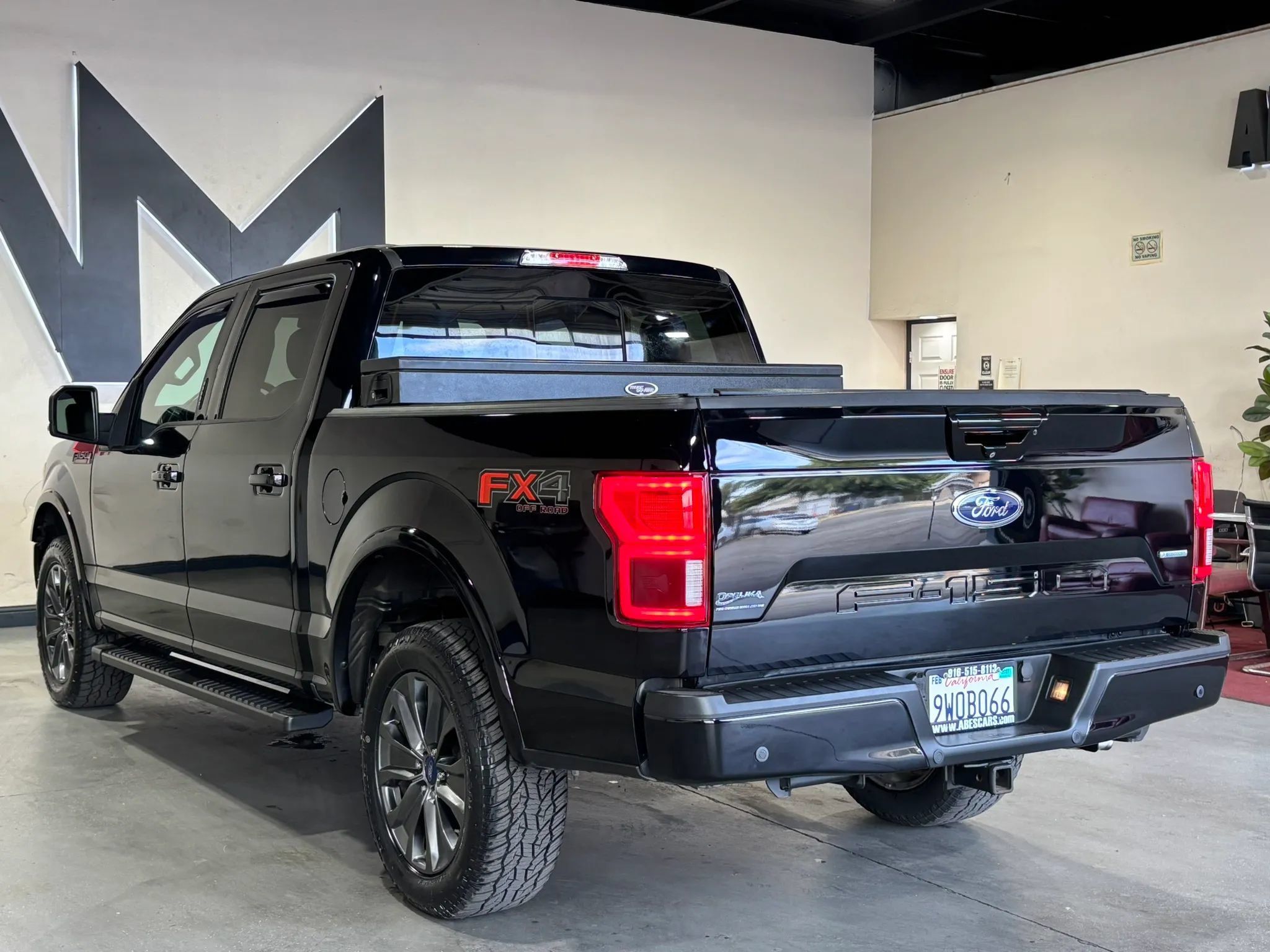 Used 2018 Ford F150 Lariat w/ Equipment Group 502A Luxury AWD/4WD image 4