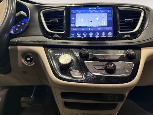 Used 2020 Chrysler Pacifica Limited image 12