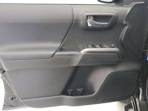 Used 2022 Toyota Tacoma TRD Off-Road AWD/4WD image 18