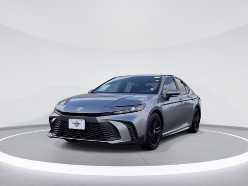 Used 2025 Toyota Camry SE w/ Convenience Package FWD image 3